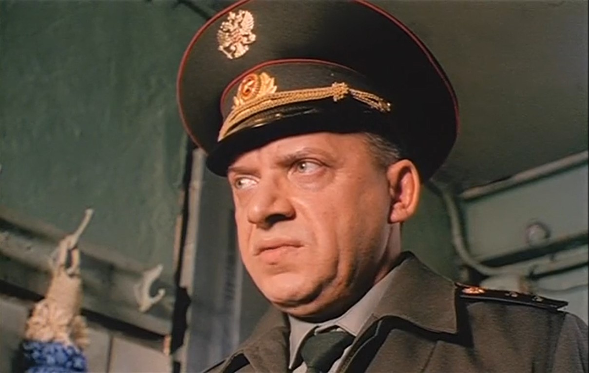 «Штык» прапорщик Николай Казаков / «Дикий прапор» — Пришивайте подворотничок к воротничку.
— А мы не умеем.
— Никто не умеет… Дело не в умении, не в желании, и вообще ни в чём. Дело в самом пришивании подворотничка.