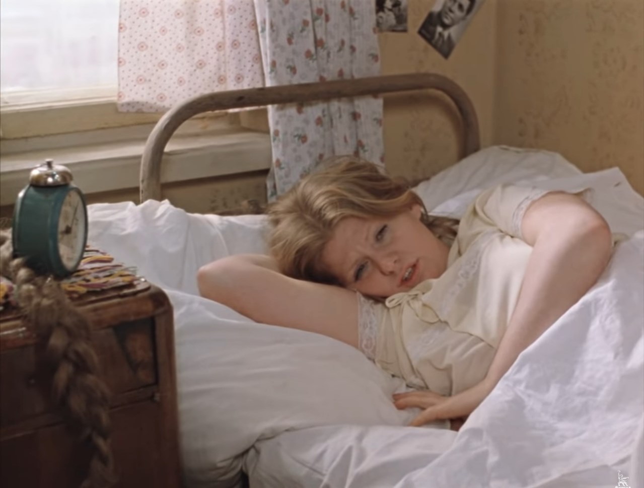 Людмила Свиридова Катерина Тихомирова — А Тоня где?
— Уже уехала с Николаем на дачу.
— О, всё! Засосало мещанское болото!