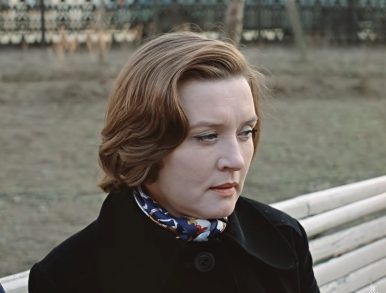 Катерина Тихомирова Господи, я столько раз представляла себе эту нашу с тобой встречу. Столько слов всяких придумывала. А встретились — и сказать нечего. По началу я еще очень сильно тебя любила, думала, что это мать тебя сбила с толку. Потом я тебя до смерти ненавидела. Потом мне ужасно хотелось, чтобы ты узнал о моих успехах и понял, как ты ошибся… А сейчас… Сейчас я думаю, если бы я не обожглась тогда так сильно, ничего бы из меня не получилось. Я думаю, хорошо, что ты на мне не женился.