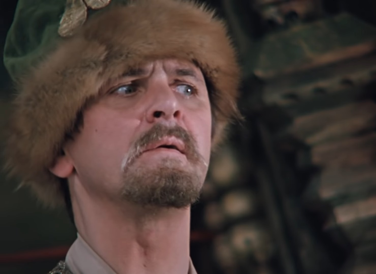 — Ну как?
— Ой не похож, ой халтура! Дай хоть зубы подвяжу...