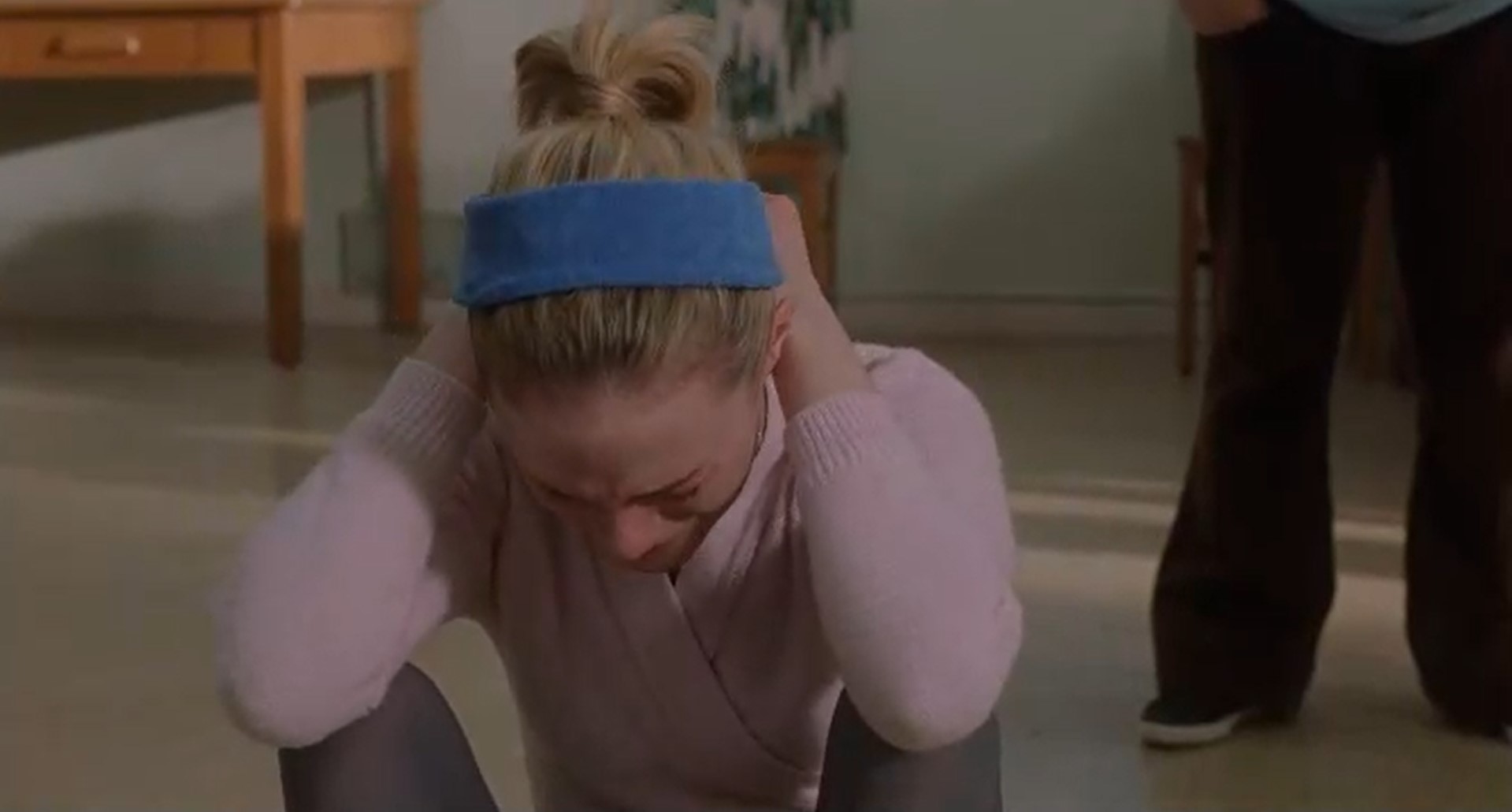 Сюзанна Кейсен — Какое же из тебя дерево, когда ты так согнулась?
— Я поганый куст, ясно?