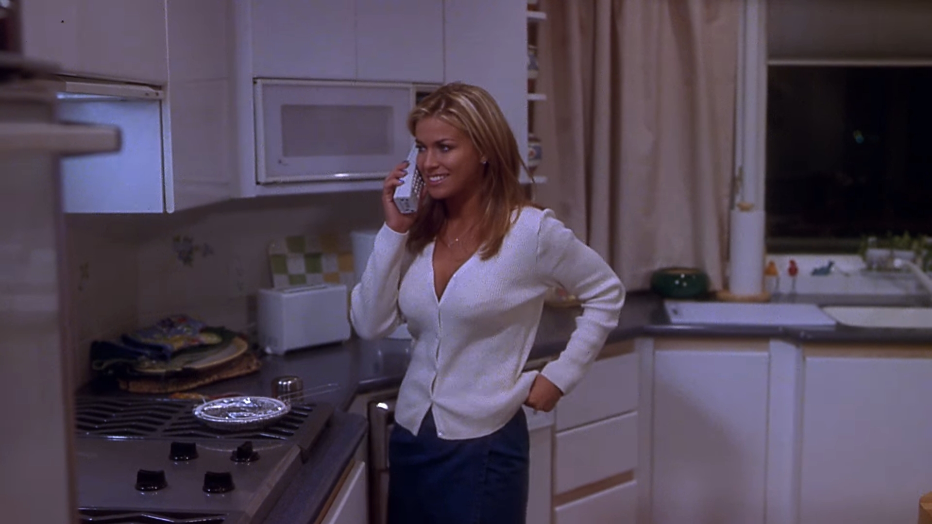 разговор по телефону:  — Что это за звук?
— Ой, я пёрнула! Думала, ты не услышишь...