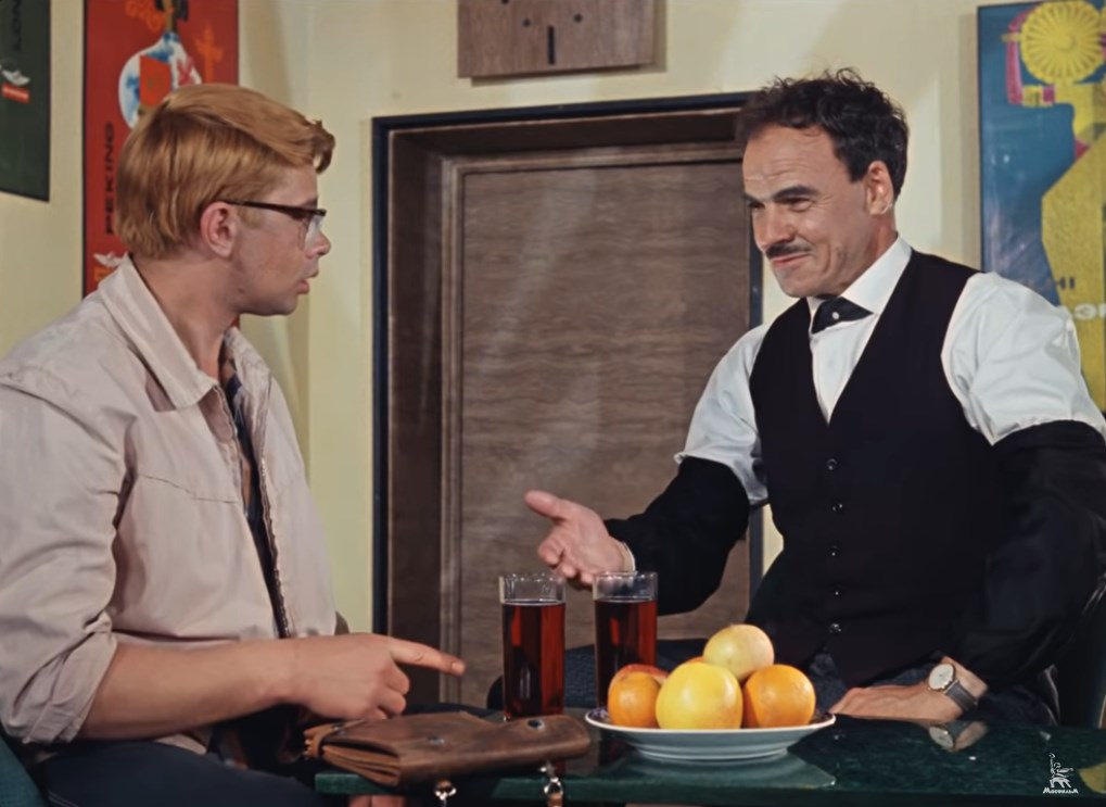 — Цель приезда?
— Этнографическая экспедиция.
— Понятно. Нефть ищете?
— Не совсем. Я ищу фольклор. Я буду у вас записывать старинные сказки, легенды, тосты.
— Тосты! Вах! Дорогой, тебе исключительно повезло! Я тебе помогу. [достаёт два фужера с вином]
— Что это?
— Тебе нужен тост? А тост без вина – это всё равно, что брачная ночь без невесты!