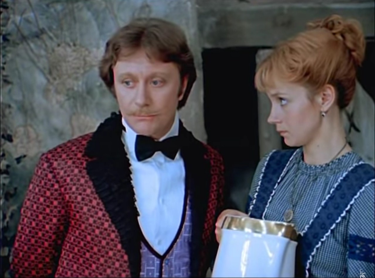 — Вы негодяй!
— Да. А кто нынче хорош? Вот я например, вижу: летит бабочка, головка крошечная, безмозглая, крылышками бяк-бяк, бяк-бяк-бяк… ну дура-дурой! Воробушек тоже не лучше. Береза — тупица, дуб — осёл, речка — кретинка, облака — идиоты. Лошади — предатели. Люди — мошенники. А что делать? Весь мир таков, что стесняться некого!