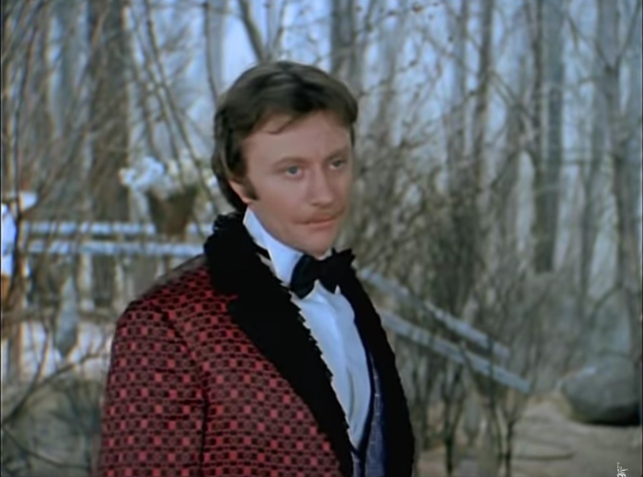 Ровно в полночь. Приходите к амбару — не пожалеете! Мне ухаживать некогда. Вы привлекательны, я чертовски привлекателен. Чего зря время терять? В полночь, жду.