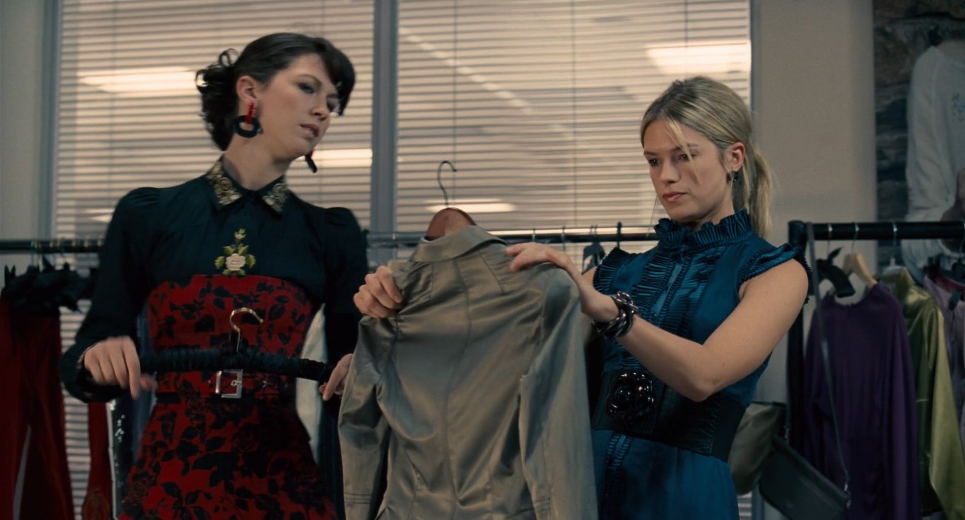 — Элис, Анна толстая?
— Вовсе нет. Она такая худая, что я могла бы взять ее хилое тельце и переломить через колено как сраную сухую ветку.