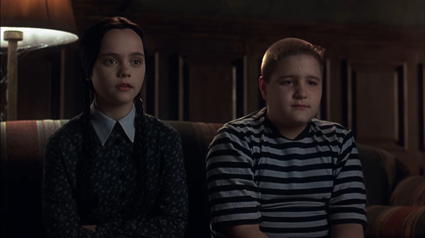 — Дети, почему вы ненавидите младенца?
— Кто сказал, что ненавидим? Мы просто хотим с ним поиграть.
— Особенно с его головой.