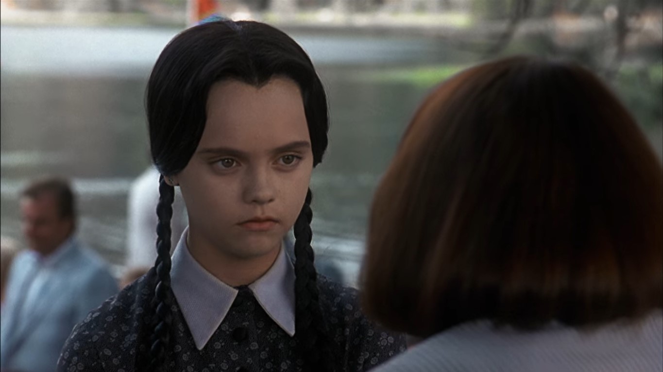 Мортиша: — Уэнздей сейчас в том определенном возрасте, когда на уме у девочек только одно.
Эллен: — Мальчики?
Уэнздей: — Убийства.