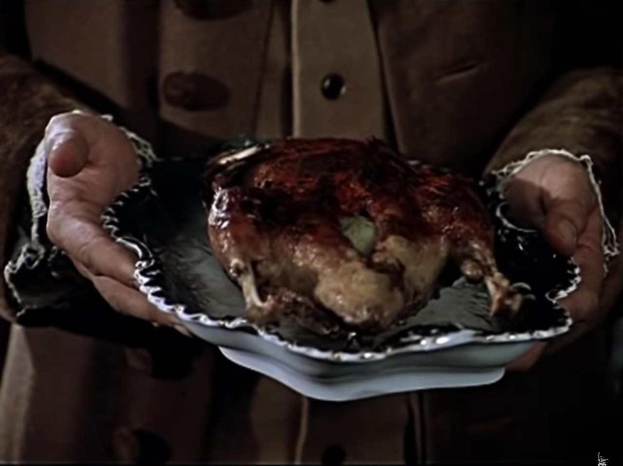 — Попал. Утка. С яблоками. Она, кажется, хорошо прожарилась.
— Она, кажется, ещё и соусом по дороге облилась.
— Да? Как это мило с её стороны. Итак, прошу за стол!