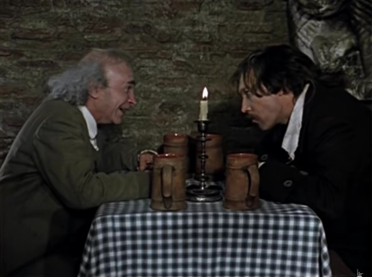 — Всё шутите?
— Давно бросил. Врачи запрещают.
— С каких это пор вы стали ходить по врачам?
— Сразу после смерти...
— Говорят ведь юмор — он полезный, шутка, мол, жизнь продлевает.
— Не всем. Тем, кто смеется, — продлевает. Тому, кто острит, — укорачивает. Вот так вот.