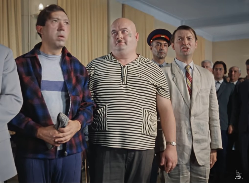 Трус Судья — Встать! Суд идет!
— Да здравствует наш суд, самый гуманный суд в мире!
— Прошу садиться. Садитесь, садитесь…
— Спасибо, я постою.