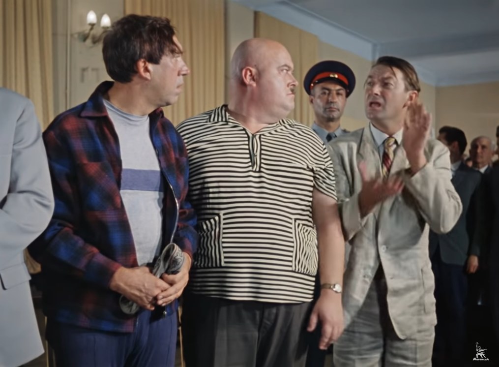 Трус Судья — Встать! Суд идет!
— Да здравствует наш суд, самый гуманный суд в мире!
— Прошу садиться. Садитесь, садитесь…
— Спасибо, я постою.