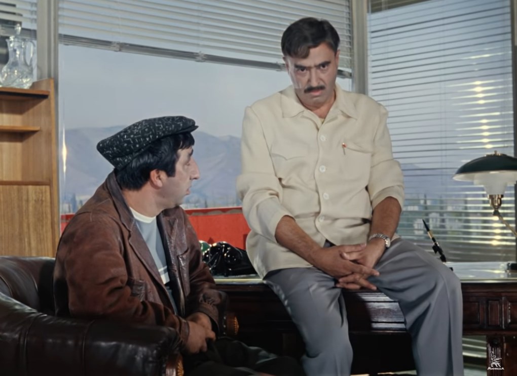 Джабраил — Значит так. Двадцать баранов…
— Двадцать пять.
— Двадцать, двадцать. Холодильник Розенлев. Финский, хороший. Почетная грамота.
— И бесплатная путевка…
— В Сибирь!