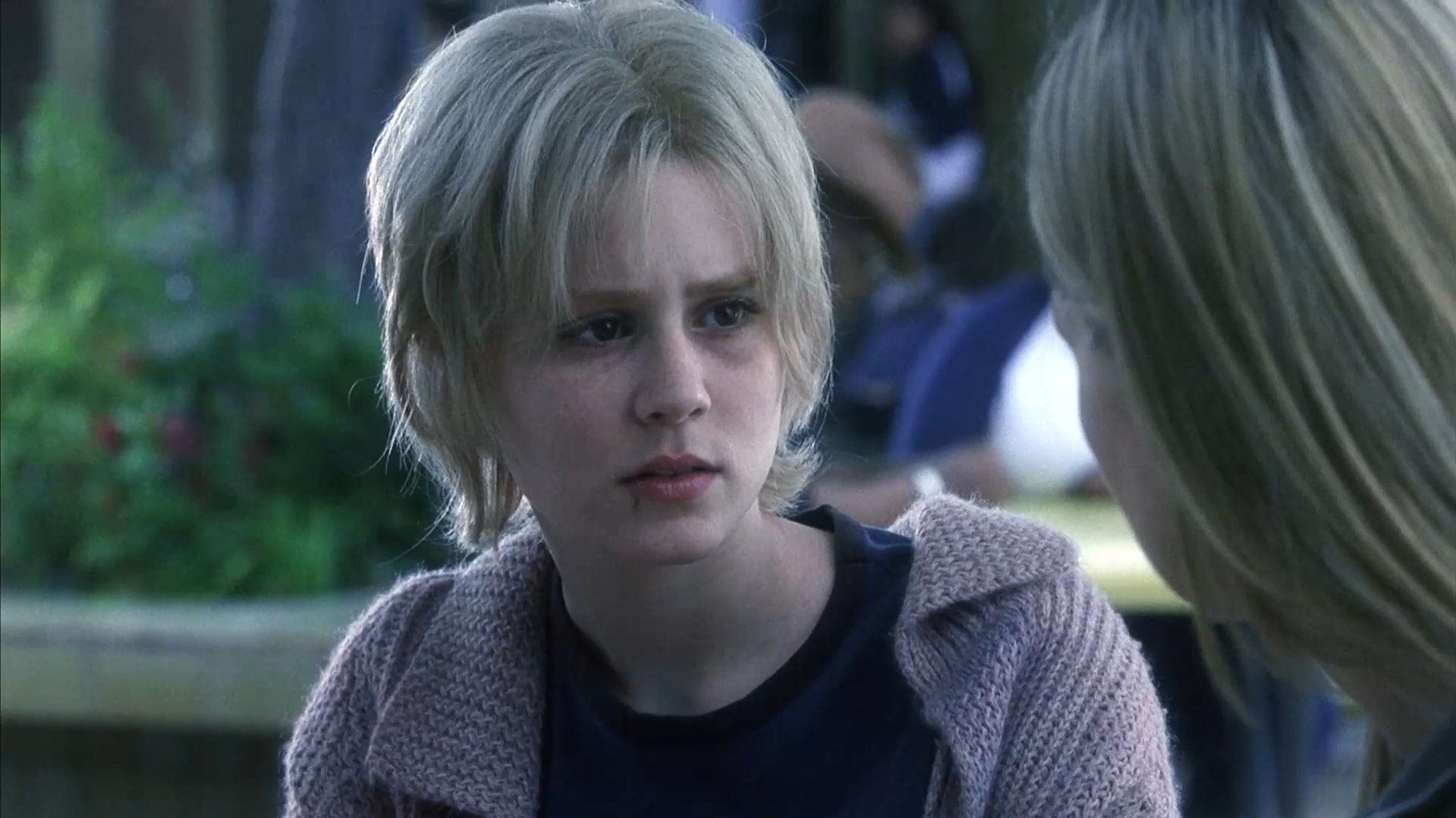 Не привязывайся к тому, кто обратил на тебя внимание, потому что ты одинока. Одиночество — это нормальное состояние. Никто не сможет заполнить эту пустоту. Лучше попробуй узнать себя. Узнай, чего ты хочешь. И не позволяй ему вмешиваться.