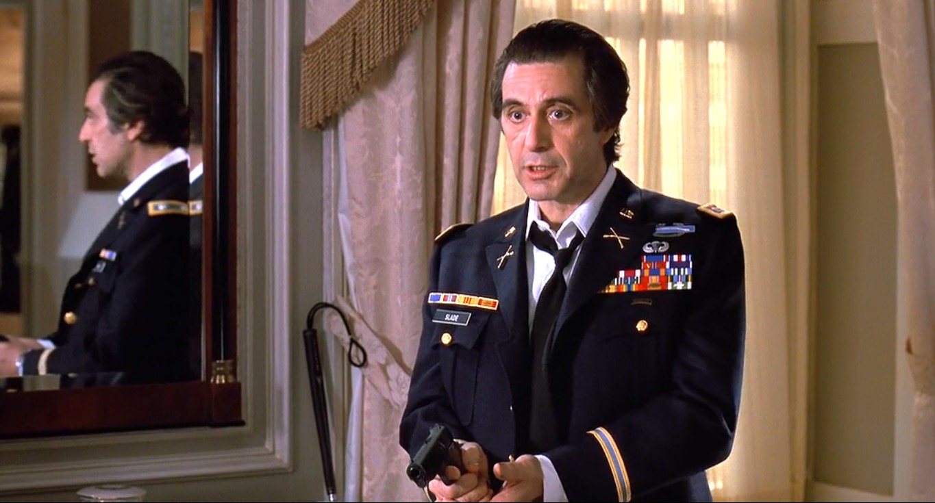 Чарли Симмс — Мне бы хотелось с вами не согласиться, полковник.
— Ты не в том положении, чтоб не соглашаться. У меня заряженное оружие 45-го калибра, а у тебя прыщи.