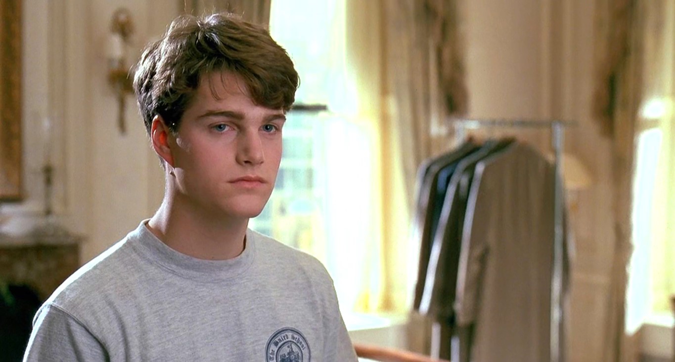 Насчет твоей проблемы, Чарли. На свете есть два типа людей: кто-то встречает грозу, а кто-то прячется от нее под крышей. Крыша лучше.
=================
Что касается твоей проблемы, Чарли. На свете есть два типа людей: одни подставляются, другие — прячутся в норе. Нора лучше.