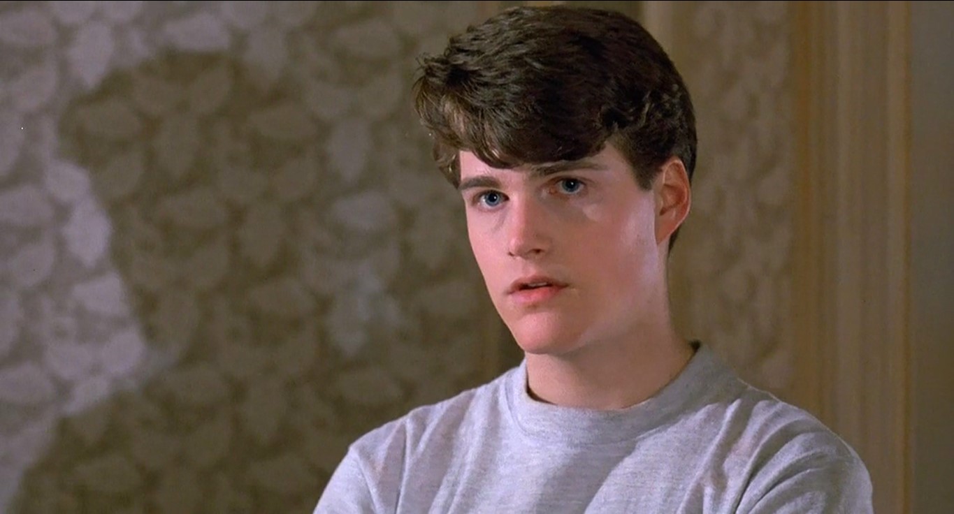 Чарли Симмс – Какая тебе разница в том, пущу я себе пулю в лоб или нет?
– Просто у меня есть совесть…
– У тебя есть совесть? Я забыл… Совесть Чарли! Настучать или не настучать? Принять кодекс богатеньких или нет? Позволить этому слепому придурку умереть или нет? Совесть Чарли… Когда ты родился, сынок? Во времена рыцарей Круглого стола? Ты что, не слышал? Совесть умерла.
– Нет, не слышал.
– Тогда вынь вату из ушей.