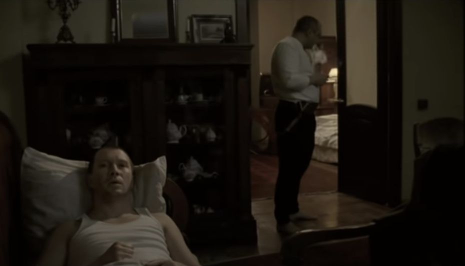 Павел Истомин Алексей Иванович Хромов — У тебя, начальник, баба-то есть?
— Есть НЕВЕСТА.
— Любишь?
— Люблю.
— А че не женитесь?
— Закон не позволяет.
— Что же за закон такой, что на любимой женщине не позволяет жениться?
— Разные есть законы...
— Дурак ты, начальник. Правда выше любого закона. А справедливость выше правды. Но выше справедливости — милосердие.
— Высоко задрал...
— И еще выше есть.
— Что может быть выше милосердия?
— Любовь.