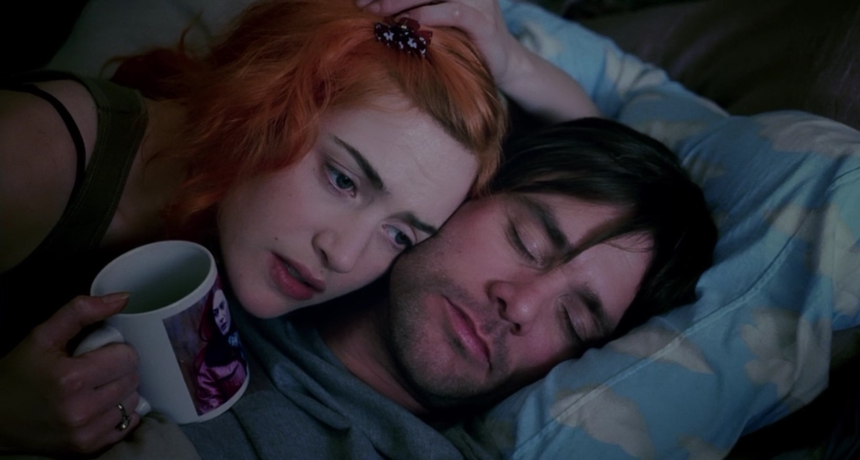 — Я как открытая книга, рассказываю тебе все самое сокровенное! А ты не доверяешь мне!…
— Бесконечная трескотня не есть общение.
— Я не трещу, я хочу тебя узнать… Мы должны разговаривать!
— Угу.