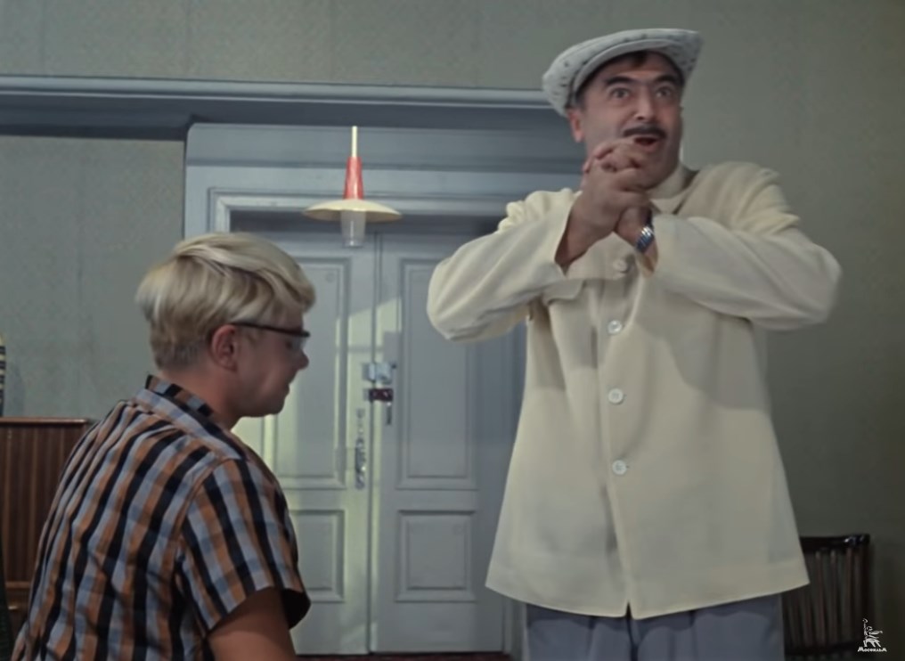 — Какой позор, какой позор! Клянусь, честное слово! Понимаете ли, на весь район! На весь район! Я лично займусь этим делом! Этот таинственный жених — подлец ничтожный!... А кстати, вы не знаете, кто это, да? Нет, да?
— Да ну...
— Очень жаль, очень жаль. Подлец! Подлец! Аморальный тип! Просто аморальный тип! Большое спасибо за сигнал. На этом отдельном отрицательном примере мы мобилизуем общественность, поднимем массы...