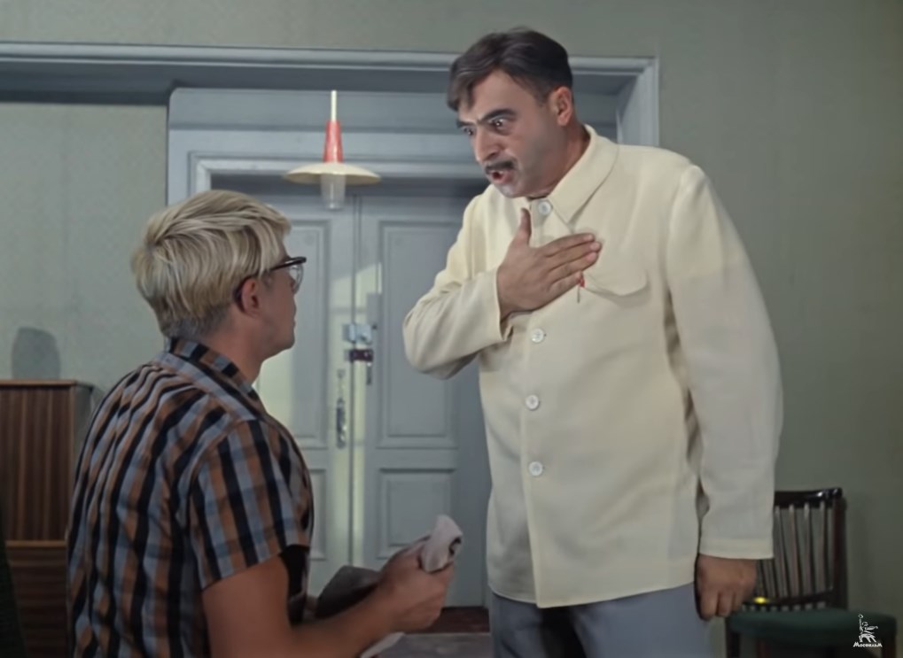 — Какой позор, какой позор! Клянусь, честное слово! Понимаете ли, на весь район! На весь район! Я лично займусь этим делом! Этот таинственный жених — подлец ничтожный!... А кстати, вы не знаете, кто это, да? Нет, да?
— Да ну...
— Очень жаль, очень жаль. Подлец! Подлец! Аморальный тип! Просто аморальный тип! Большое спасибо за сигнал. На этом отдельном отрицательном примере мы мобилизуем общественность, поднимем массы...