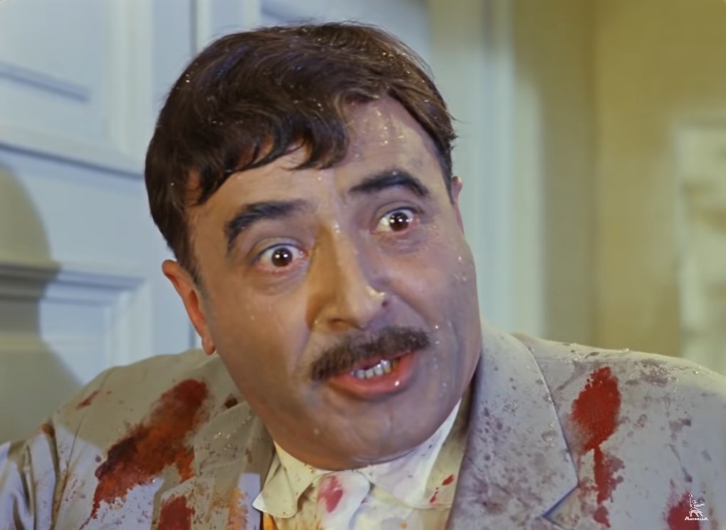 Джабраил — В общем так, мне теперь из этого дома есть только два пути: либо я её веду в загс, либо она меня ведёт к прокурору.
— Не надо!
— Сам не хочу, что ты...