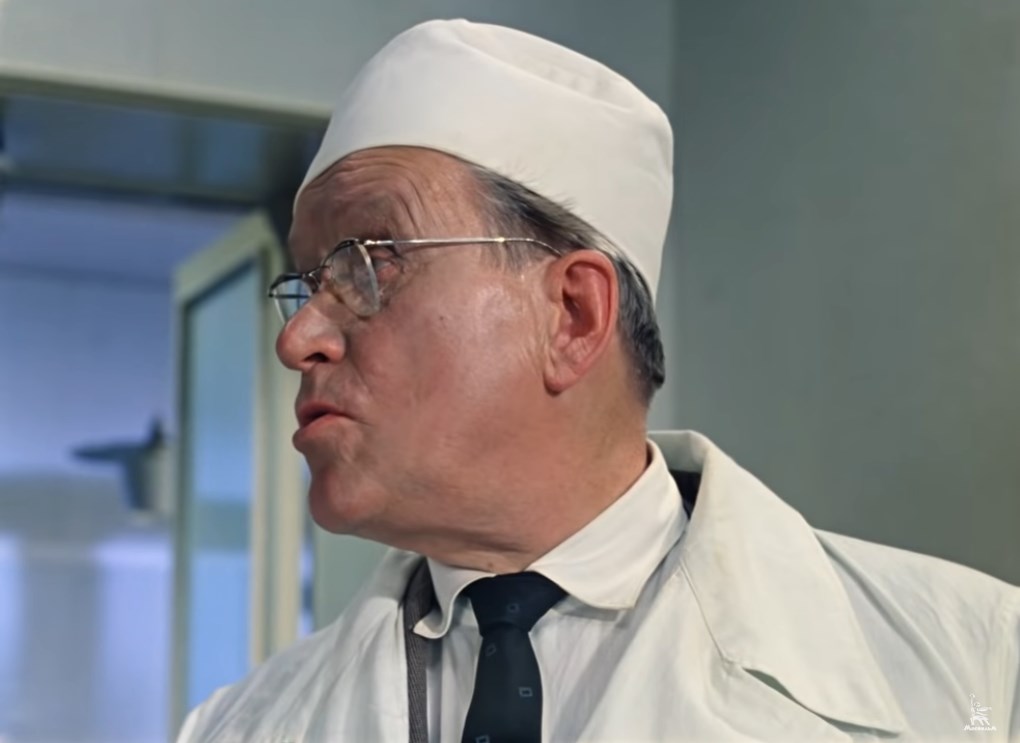 — Могу я видеть прокурора?
— Можете. Где у нас прокурор?
— В шестой палате, где раньше Наполеон был.