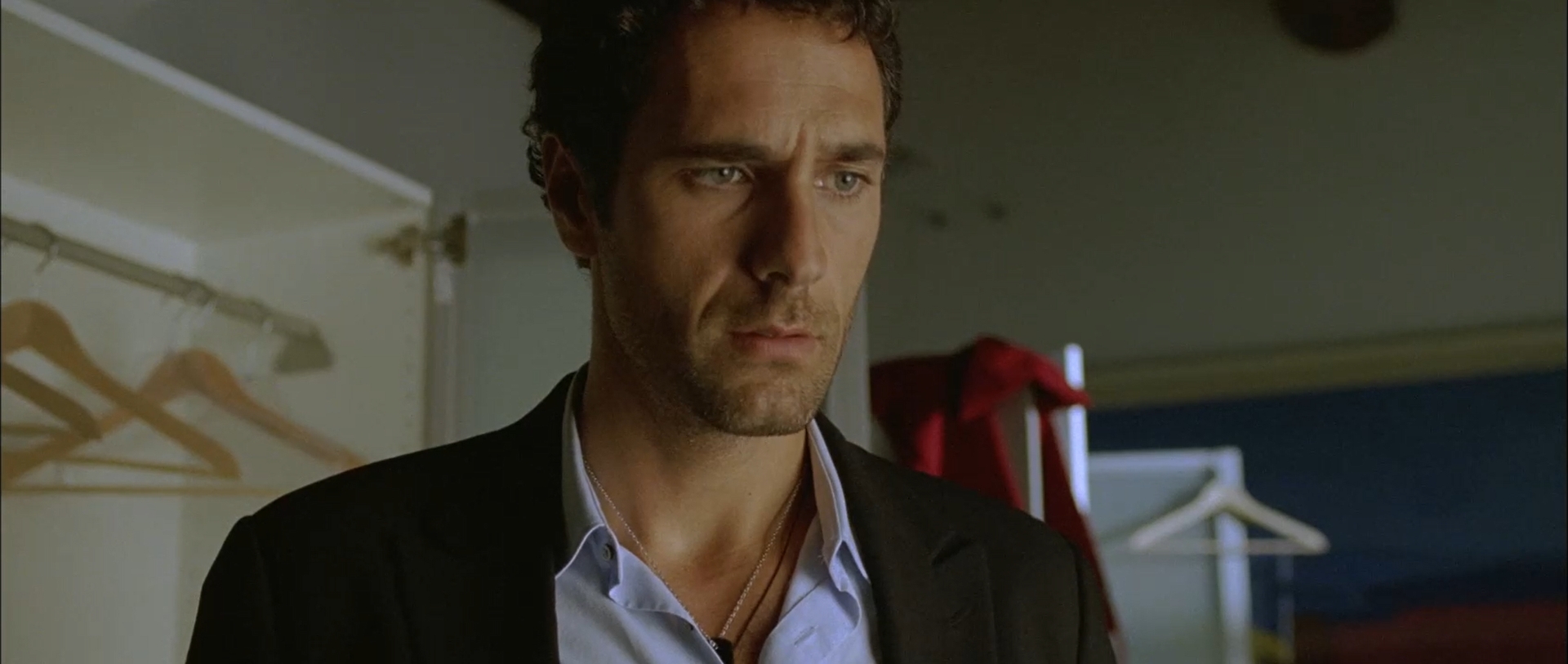 Когда всё заканчивается, боль расставания пропорциональна красоте пережитой любви. Выдержать эту боль трудно, потому что человека сразу же начинают мучить воспоминания.