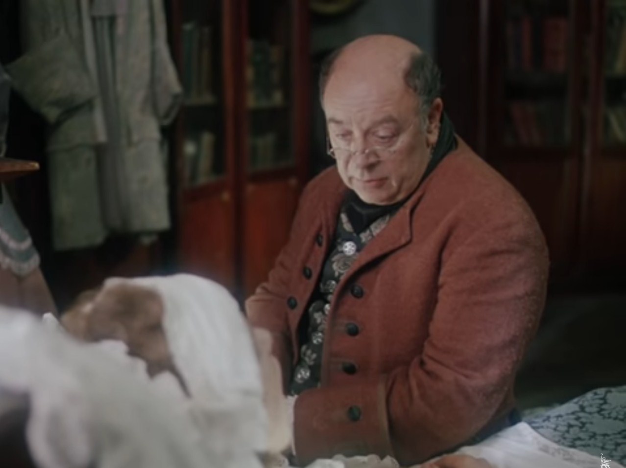 Доктор (обращаясь к больному Алёше): — Язык...язык...закройте...откройте...закройте...откройте. На что жалуемся?
Тетушка: — На голову жалуется.
Доктор: — Это хорошо. Легкие дышат, сердце стучит.
Тётушка: — А голова?
Доктор: — А голова — предмет тёмный, исследованию не подлежит.