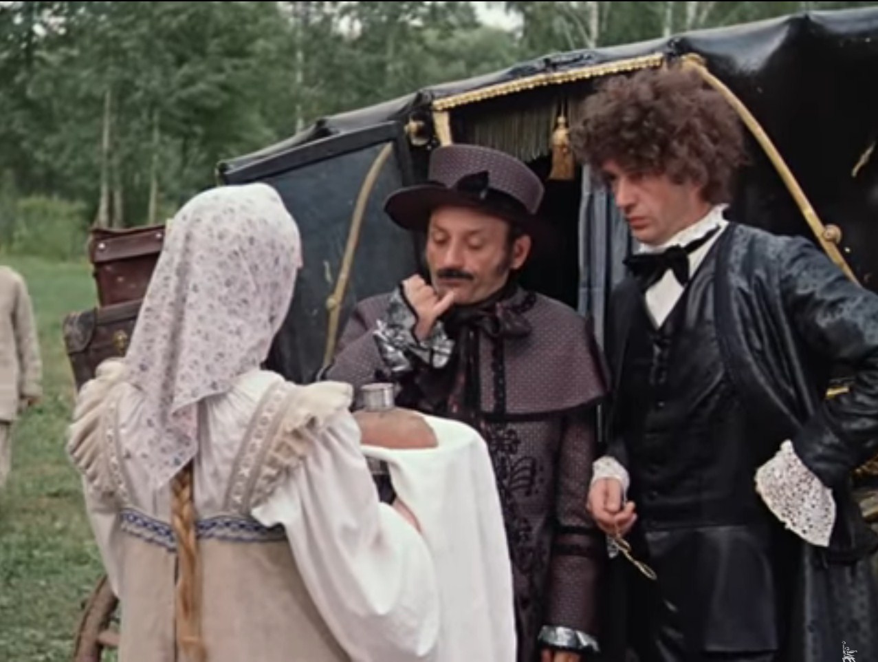 Фимка Граф Калиостро: — Маргадон, прими!
Фимка (подавая хлеб и соль): — Пожалуйте, сударь.
Маргадон высыпает соль на хлеб, кидает солонку во внутренний карман сюртука.
Диалог деревенских мужиков:
— Понравилось видать, молодец.
— Хороший человек.
— Солонку спёр.
— И не побрезговал.