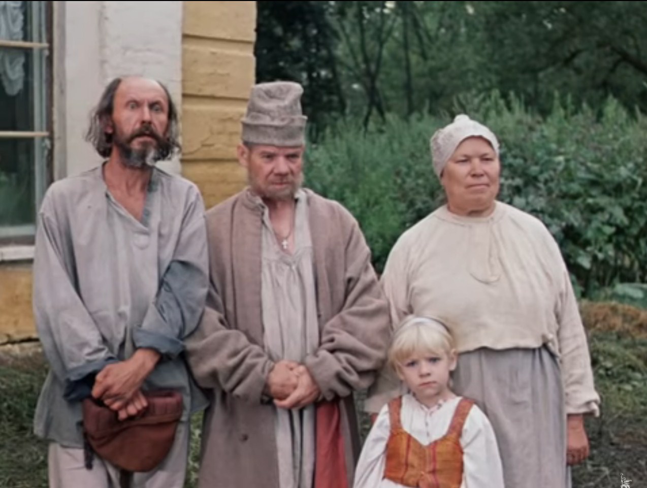 Фимка Граф Калиостро: — Маргадон, прими!
Фимка (подавая хлеб и соль): — Пожалуйте, сударь.
Маргадон высыпает соль на хлеб, кидает солонку во внутренний карман сюртука.
Диалог деревенских мужиков:
— Понравилось видать, молодец.
— Хороший человек.
— Солонку спёр.
— И не побрезговал.