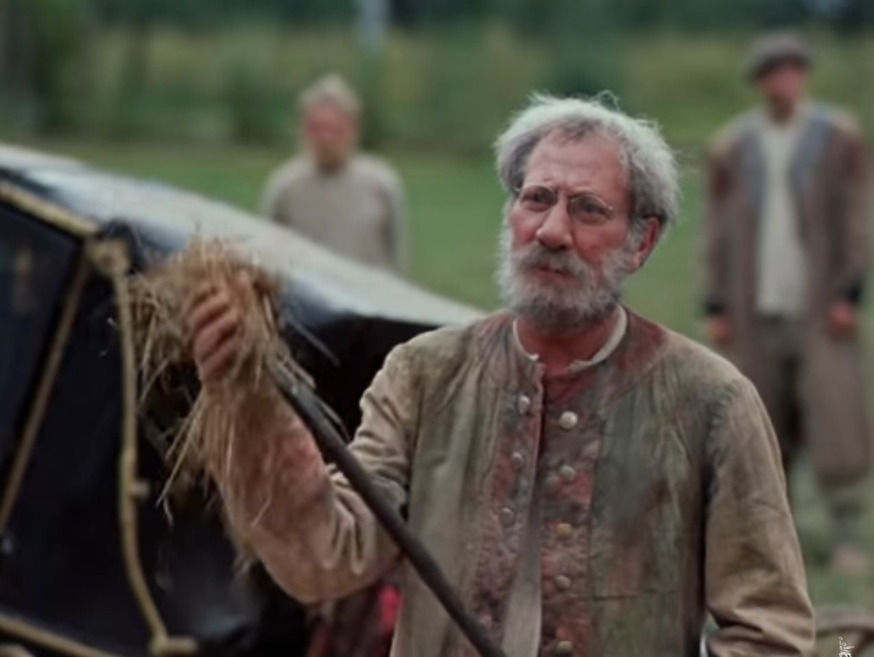 Фимка Степан Степанович Алексей Федяшев — Степан, у гостя карета сломалась.
— Вижу, барин. Ось полетела и спицы менять надо.
— За сколько сделаешь?
— За день сделаю.
— А за два?
— Ну, за два... Сделаем и за два.
— А за пять дней?
— Ну, ежели постараться, можно и за пять.
— А за десять?
— Ну, барин, ты задачки ставишь! За десять дней одному не справиться, помощник нужен. Homo sapiens.
— Бери помощников, но чтоб не раньше!
— Чудные господа! Долго гостить-то собираются?
— От мене зависит. Здесь всё от мене зависит.