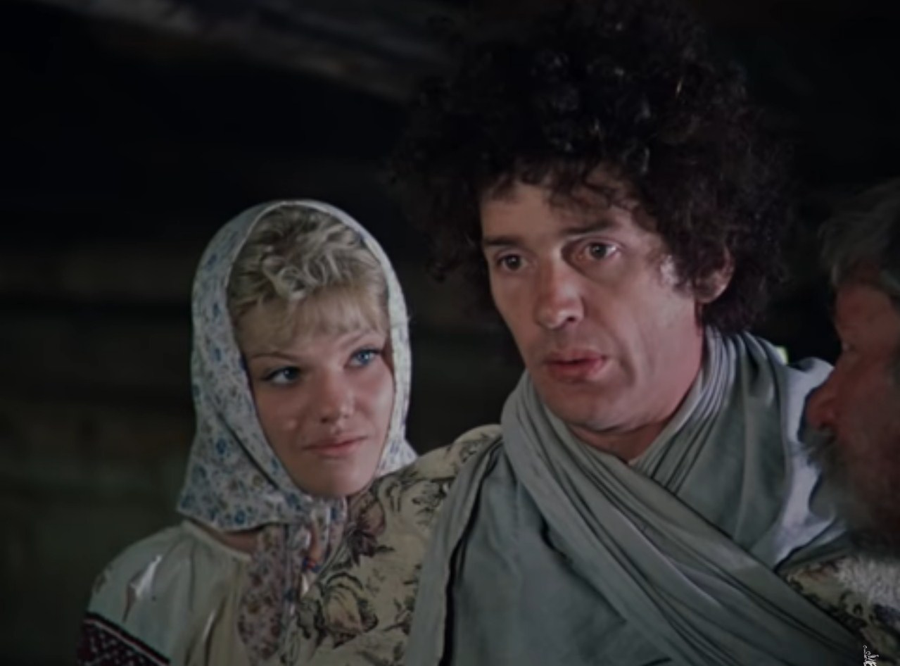 — Сударь, а правда ваш барин 2000 лет живёт?
— Точно сказать не могу, леди, но за те 200 лет, что я ему служу, он ничуть не изменился.
— Дядя Степан, помог бы ты им, а? Ну грех смеяться над убогими. Ну ты посмотри на них! Подневольные ж люди, одной рыбой питаются. И поют так жалостно!..