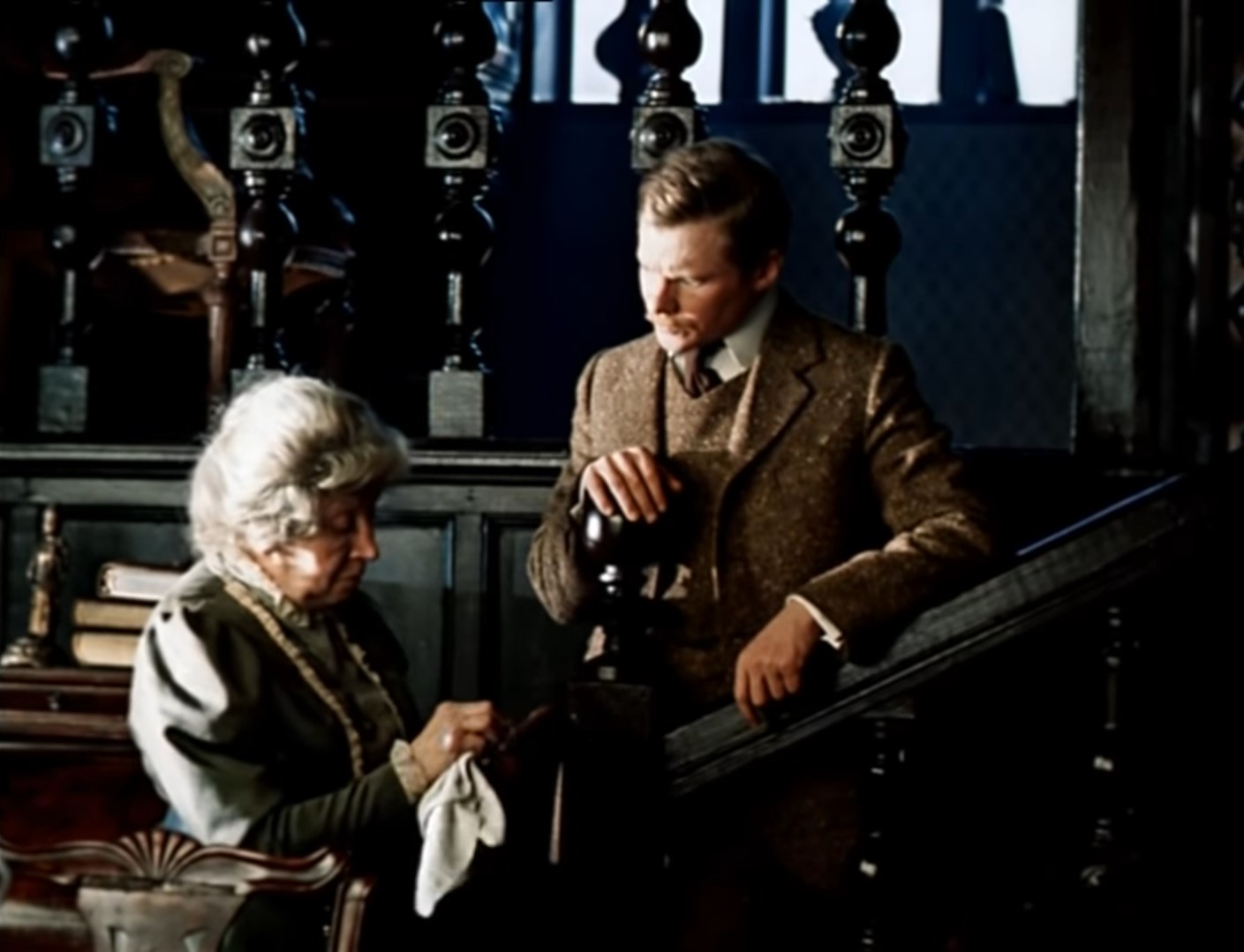 И вообще, доктор, я стараюсь не смотреть, кто приходит, кто уходит... И вам не советую.