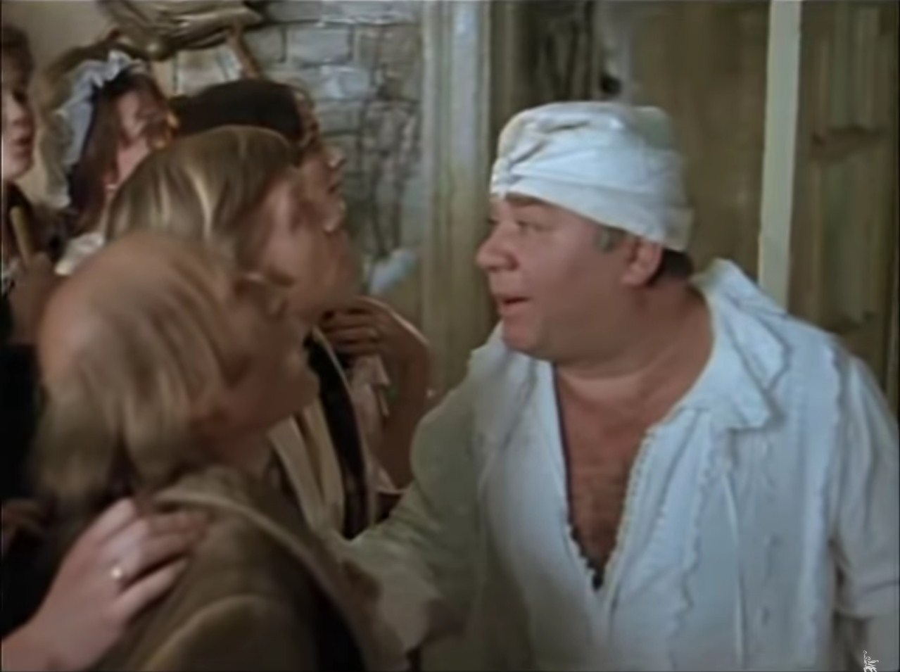 Король (Евгений Леонов) Моя дочь поступает как все нормальные люди. У неё неприятности, она палит в кого попало. Растёт дочка.