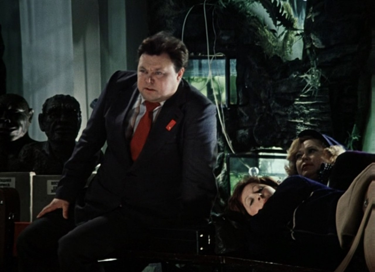 Карпухин: — В Индии обезьяны собирают кокосы. А мои макаки в сибирской тайге будут собирать кедровые шишки, лущить их, складывать в ящики, понимаете ли…
Смирновский: — Наклеивать ярлыки…
Сын Милосердова: — Ну нет, наклеивать ярлыки – это мы обезьянам не отдадим.