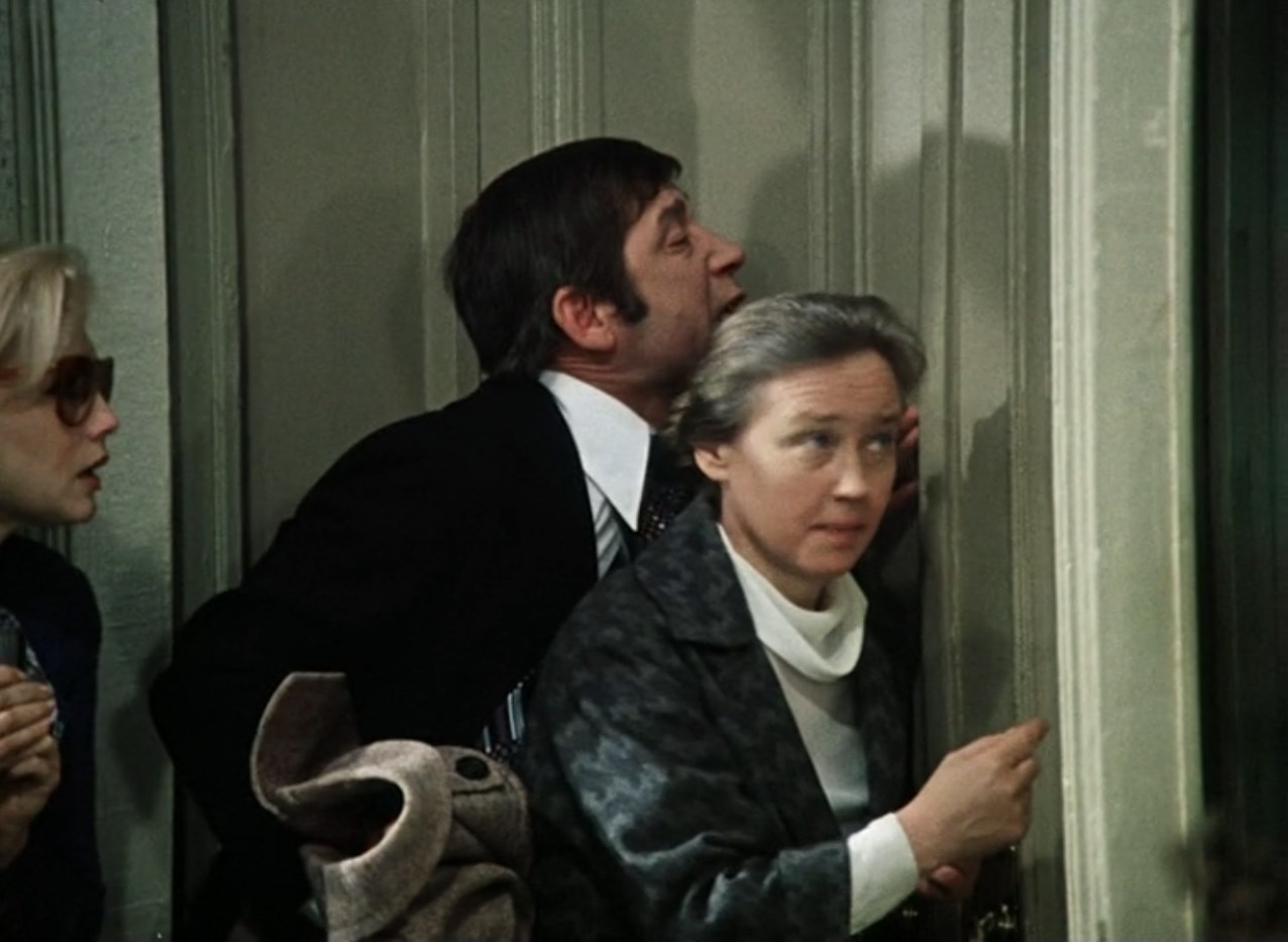 Аникеев: — Вахтер пропустил меня одного, он знает, что я муж заместителя директора.
Жених: — Товарищ директор! Товарищ директор! Там у вас есть запасные ключи!
Аникеев: — Он не отдает. Ваш вахтер — идиот!
Сидорин: — Да, но он на посту.