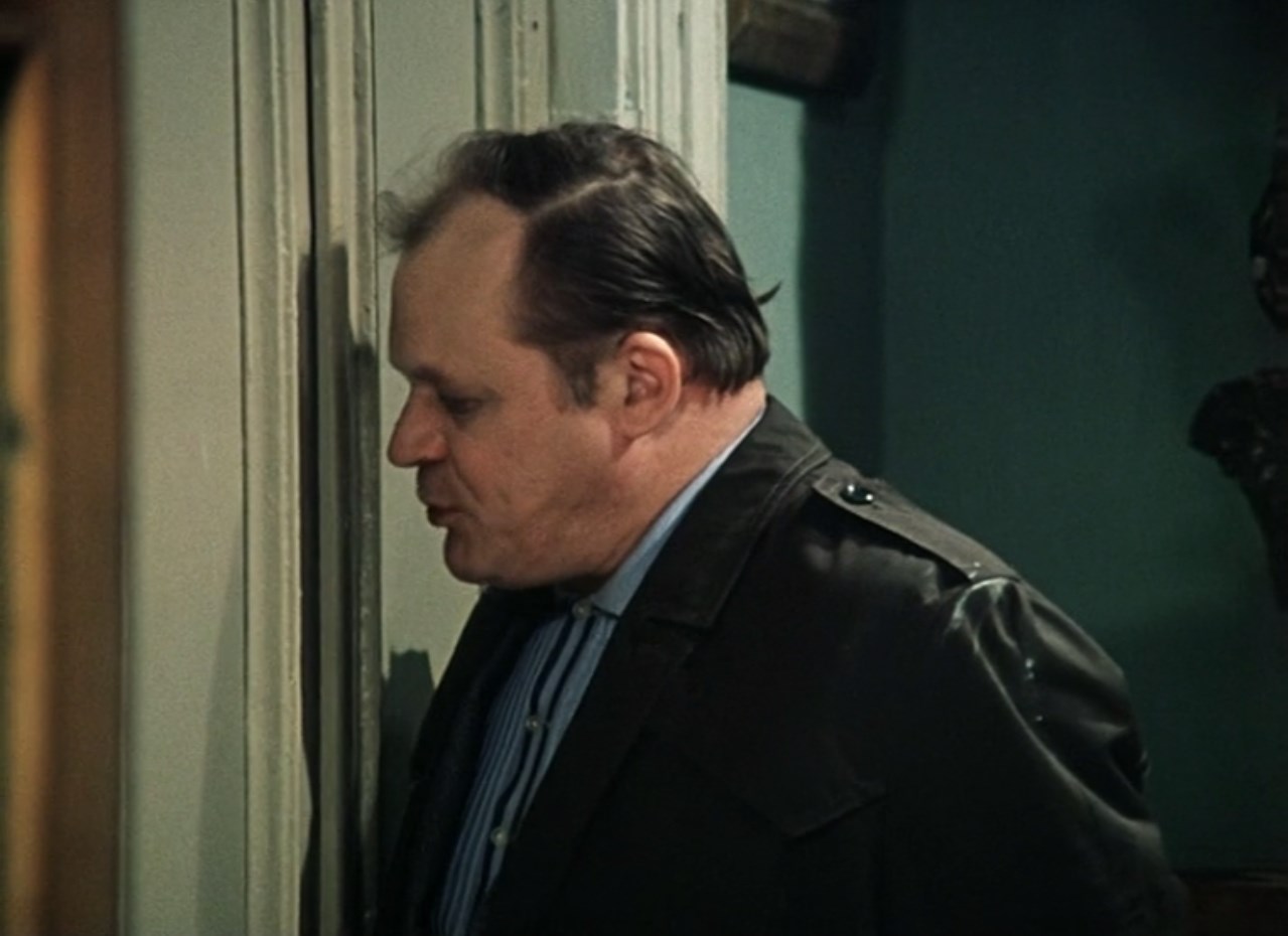 Аникеев: — Вахтер пропустил меня одного, он знает, что я муж заместителя директора.
Жених: — Товарищ директор! Товарищ директор! Там у вас есть запасные ключи!
Аникеев: — Он не отдает. Ваш вахтер — идиот!
Сидорин: — Да, но он на посту.