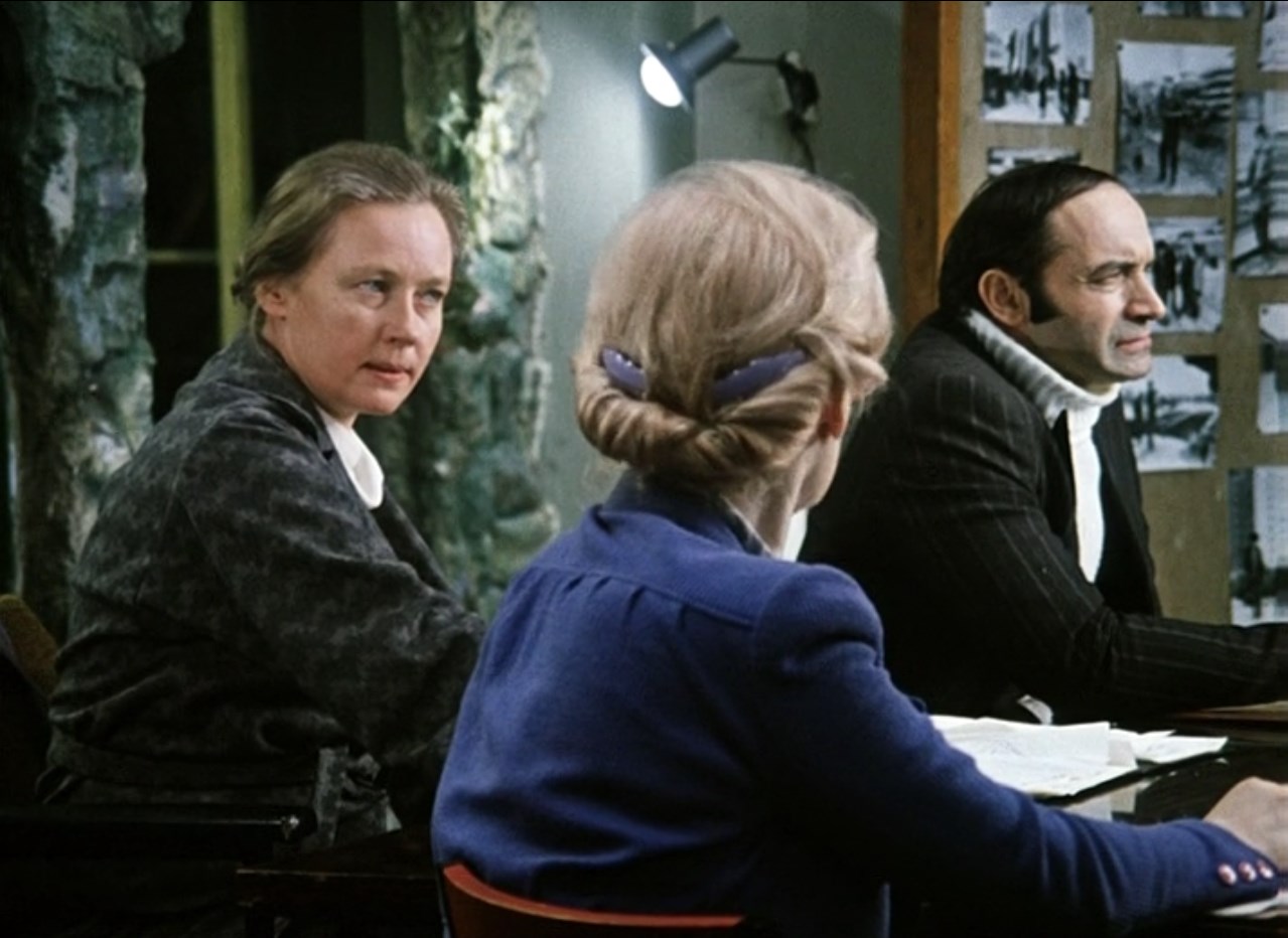 — Да вы что? Как же можно меня выгонять? Я за машину Родину продал!

— Попрошу факт продажи Родины зафиксировать в протоколе.