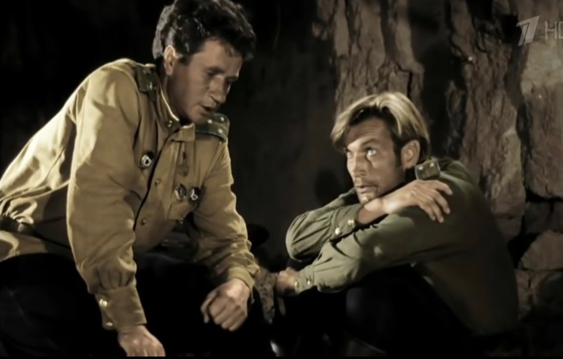 А помочь... Знаешь, Серёга, в жизни бывают минуты, когда человеку никто, никто не может помочь! Рождается сам — и умирает сам.