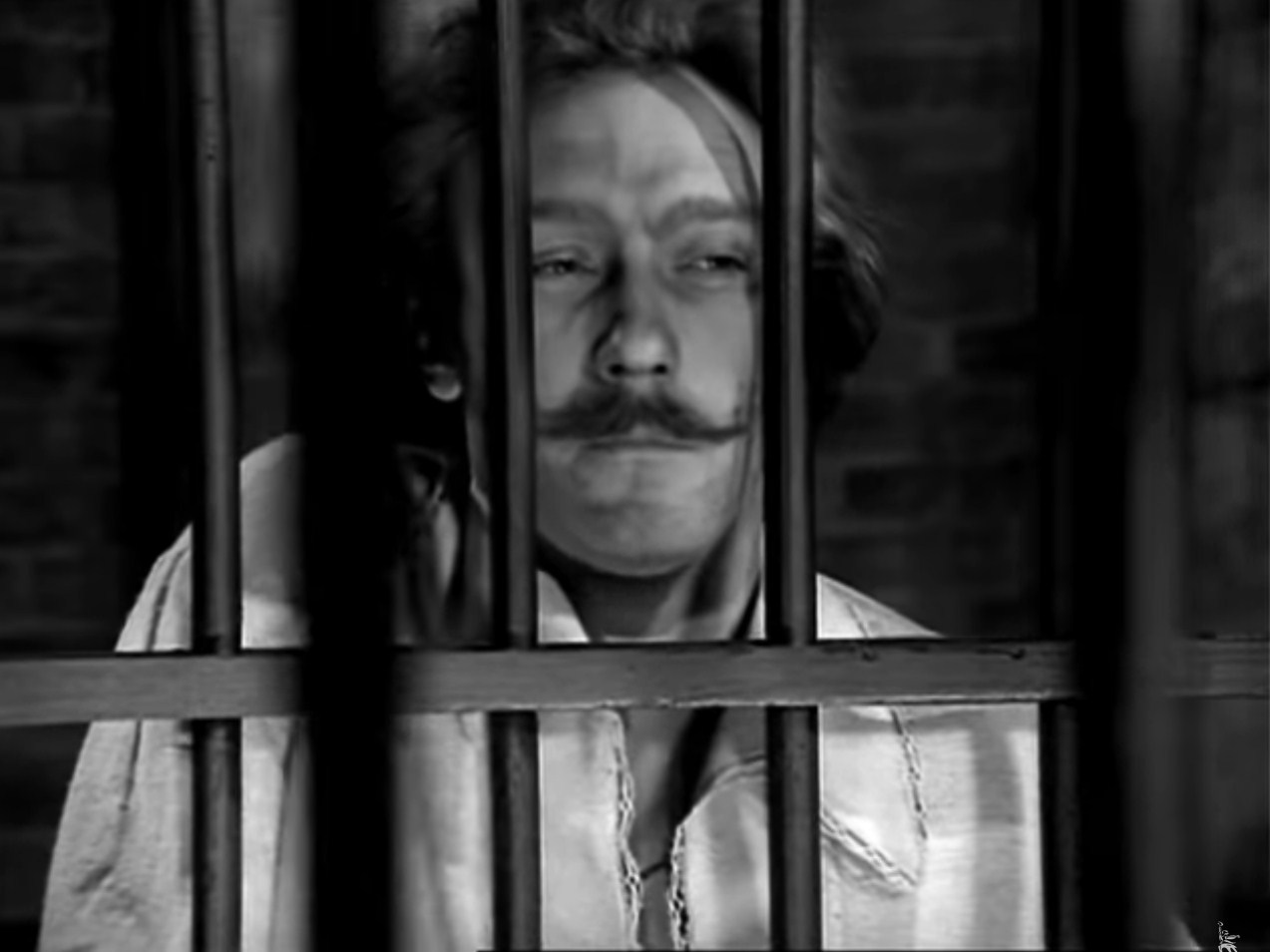 — Тебя ждет тюрьма.
— Чудесное место… Здесь рядом со мной Овидий, Сервантес — мы будем перестукиваться.