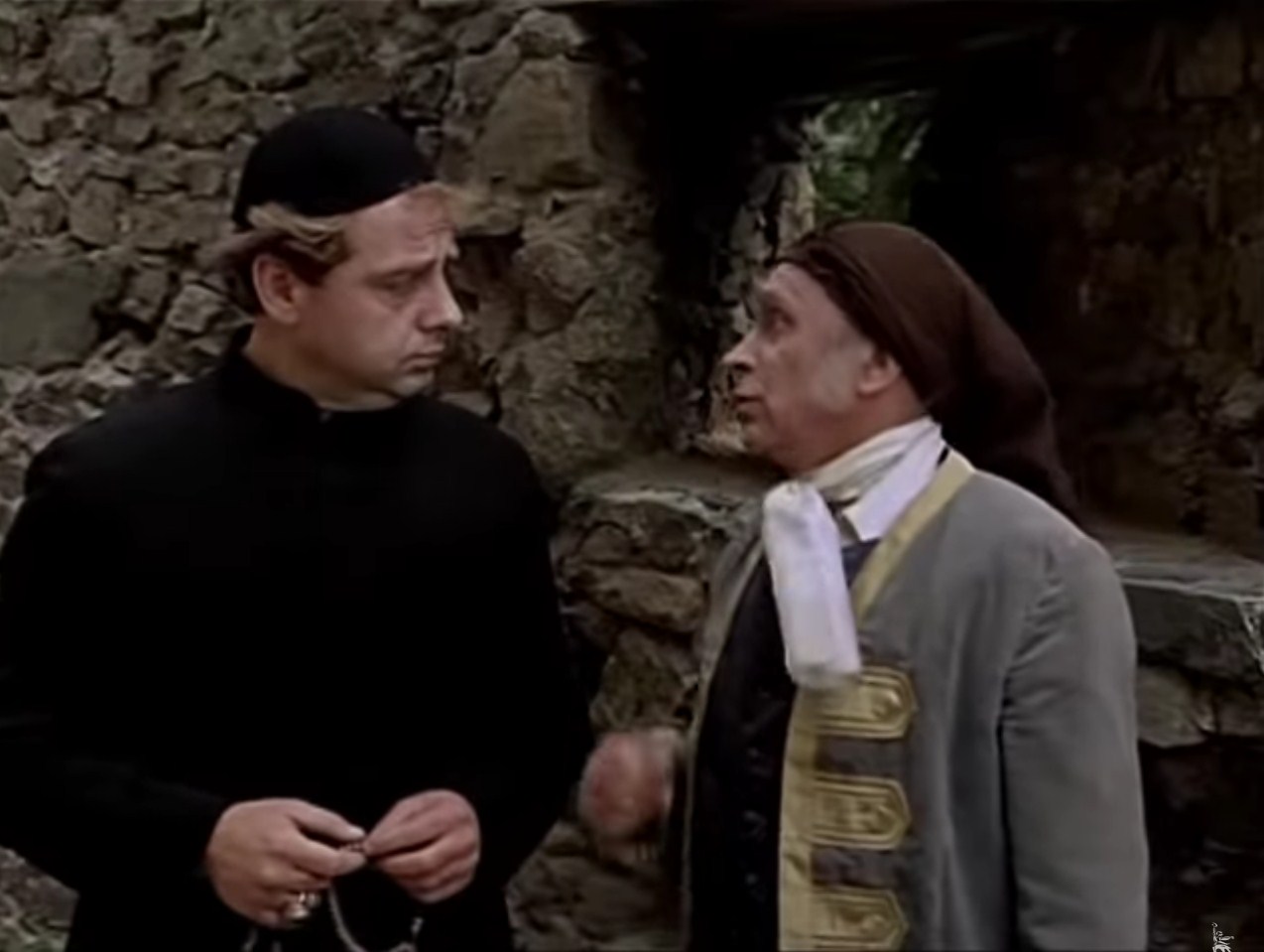 Господин барон вас давно ожидает. Он с утра в кабинете работает, заперся и спрашивает: «Томас, — говорит, — не приехал ещё господин пастор?» Я говорю: «Нет ещё». Он говорит: «Ну и слава богу». Очень вас ждёт.