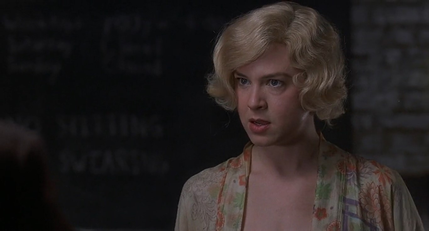 — Газеты что пишут обо мне? Они любят меня!
— Проснись! Они полюбят тебя ещё сильнее, если тебя повесят — газет продадут больше!