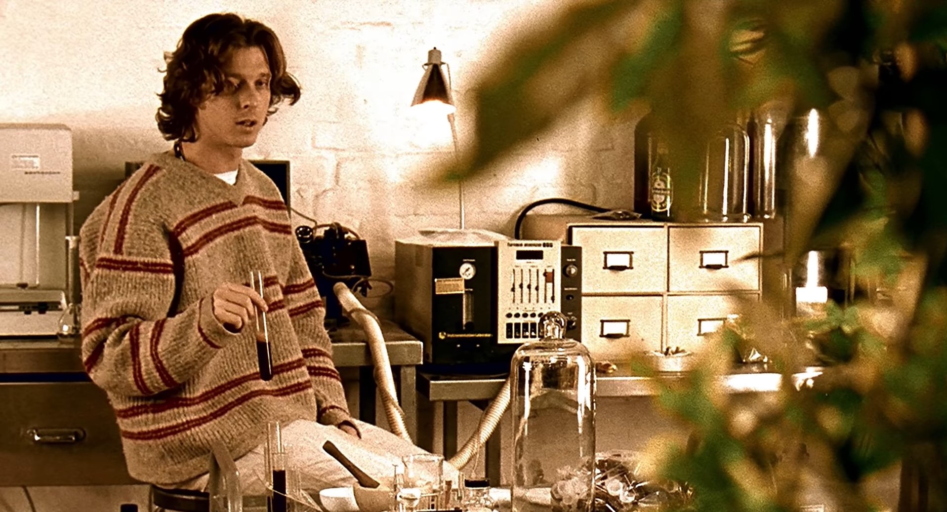 Ты столько куришь, что не понятно, как свой член находишь, когда хочешь поссать.