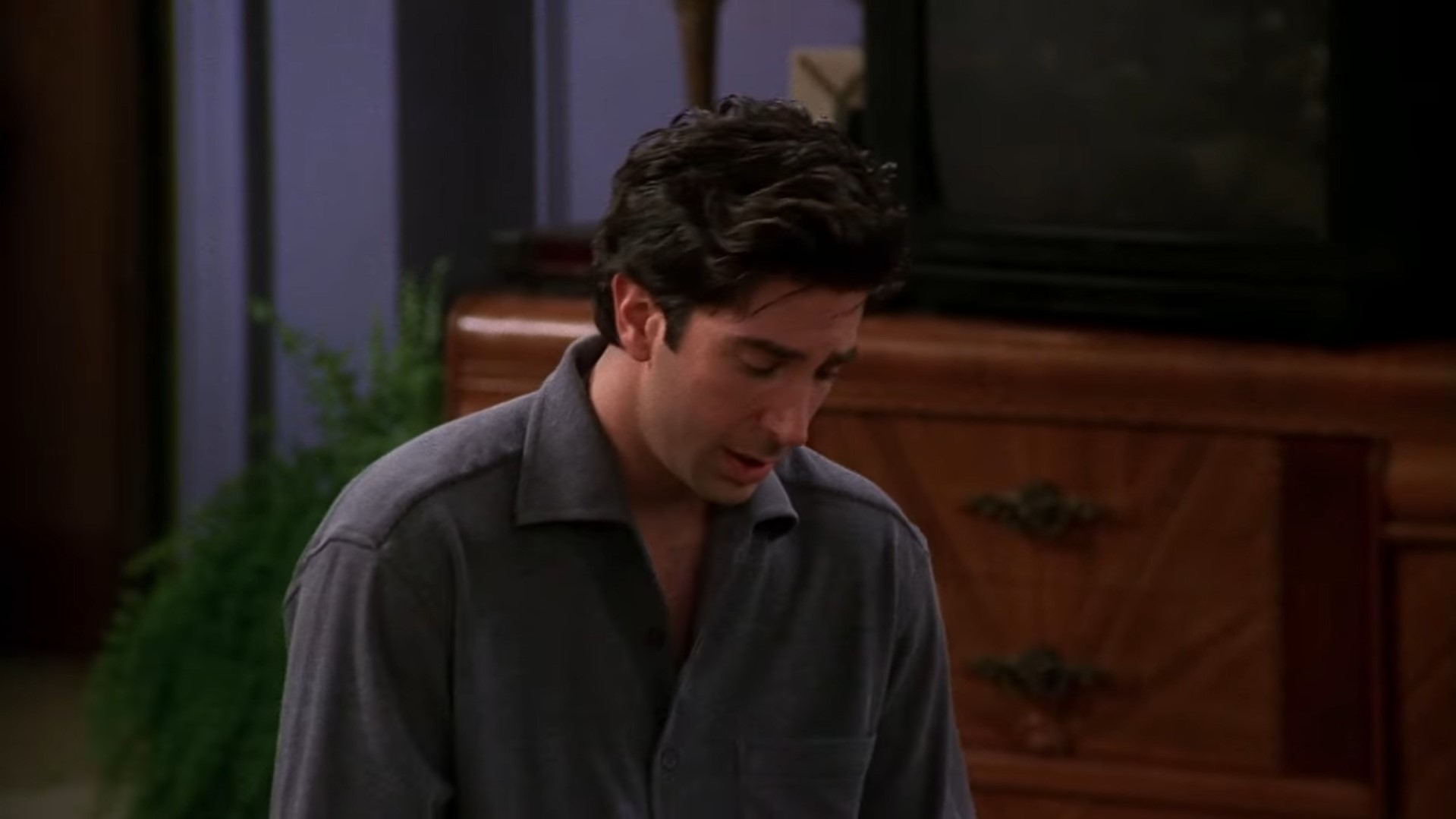 — Пойду прогуляюсь под дождём...
— Но дождя нет.
— Уже и погулять нельзя!