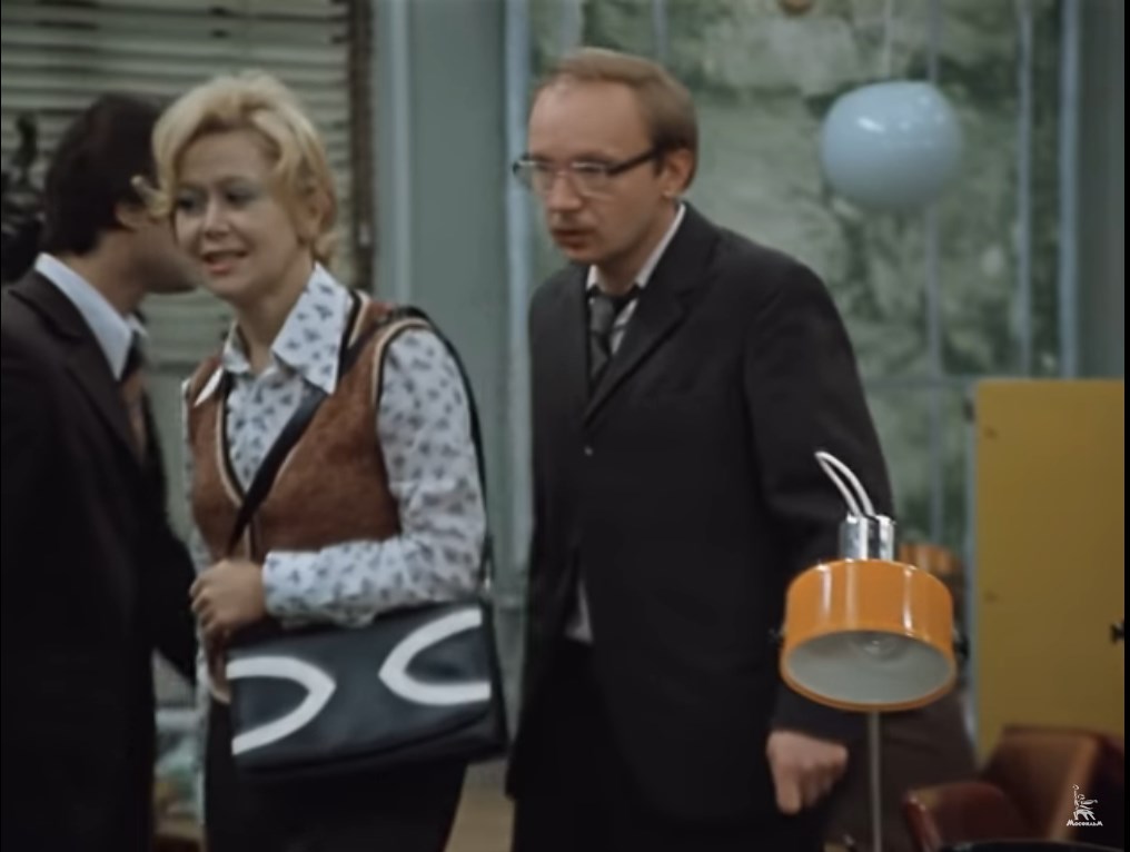 Она в принципе не знает, что на свете есть дети. Она уверена, что люди появляются на свет взрослыми согласно штатному расписанию, с должностью и окладом.