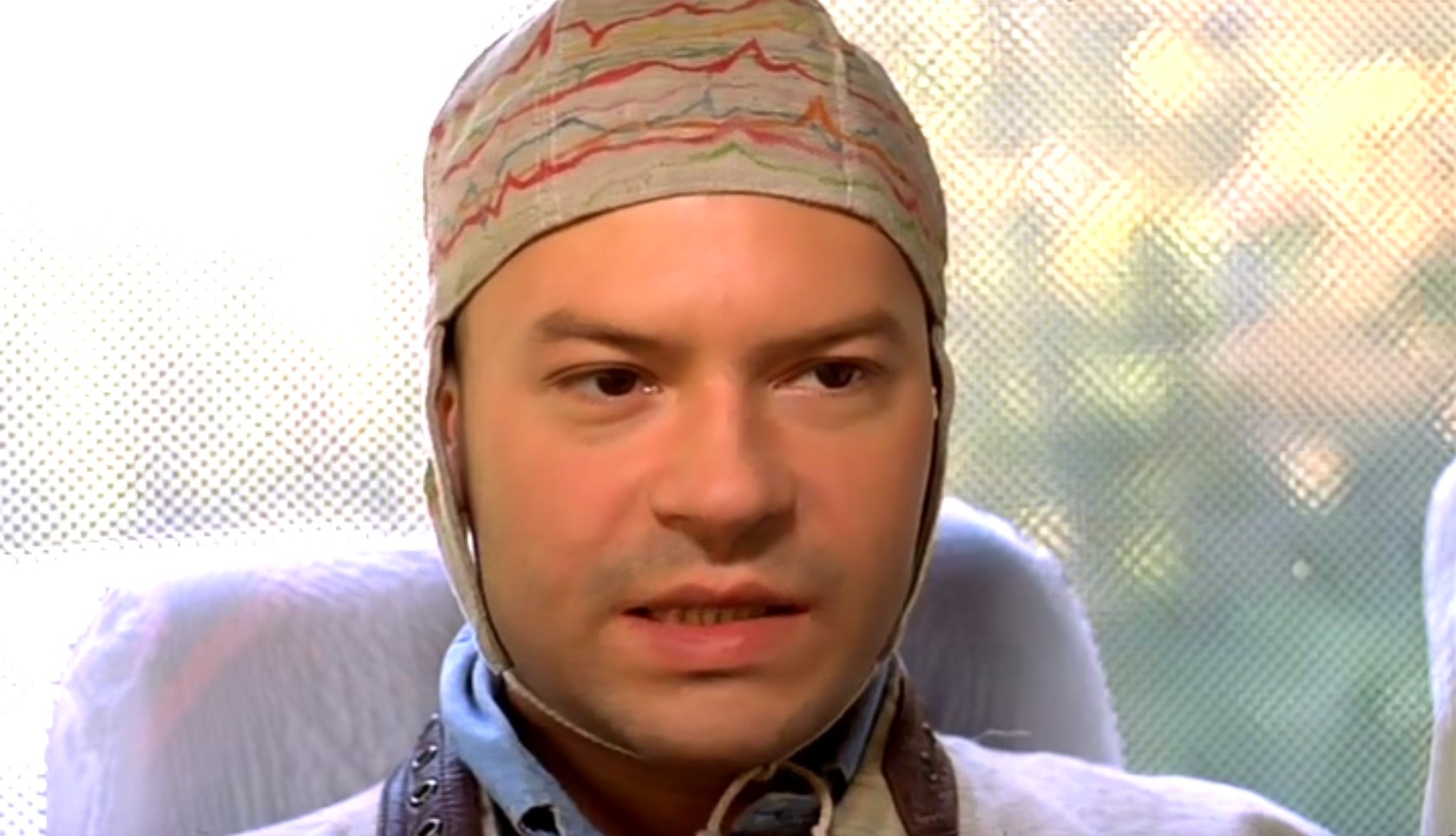 Я князь Мышкин, сирота... и программист по образованию... и практически исцеленный от целого ряда нервных недугов. Меня доктор Шнейдер — главный по мозгам в Европе — успешно реабилитировал.