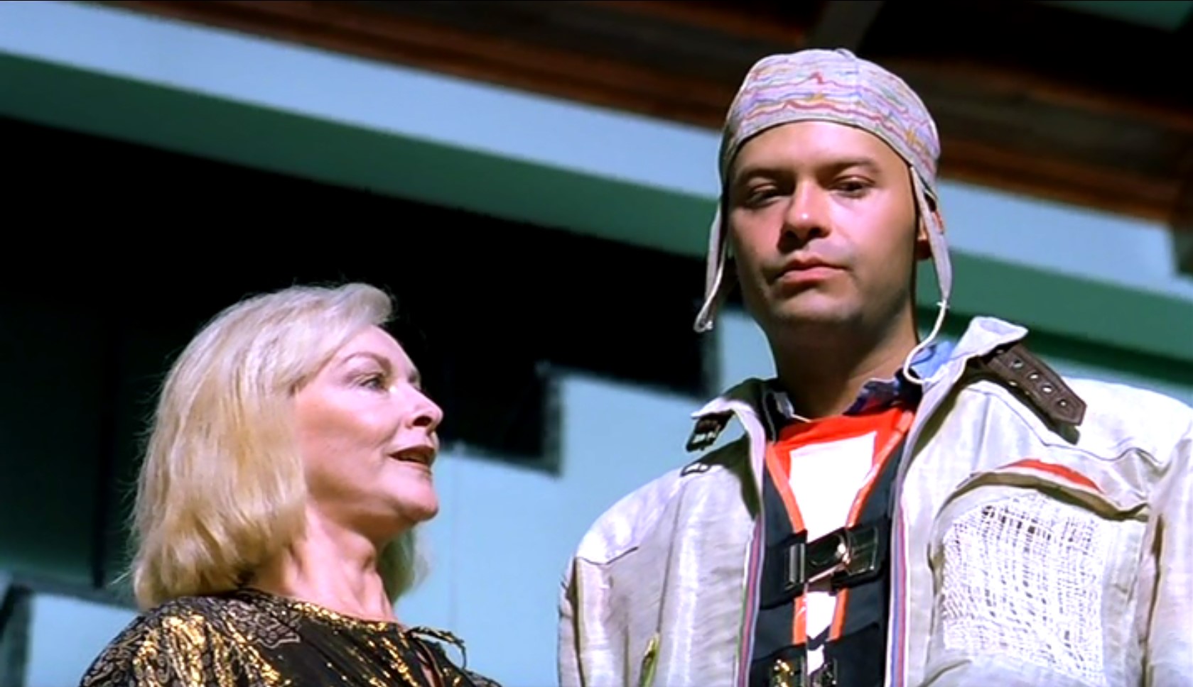 Пойдемте, милейший, кофеём побалуемся, и вы нам про житье ваше скорбное расскажете.