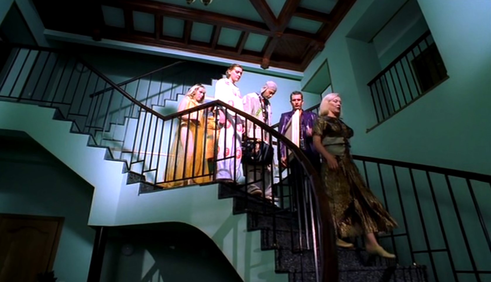 Пойдемте, милейший, кофеём побалуемся, и вы нам про житье ваше скорбное расскажете.