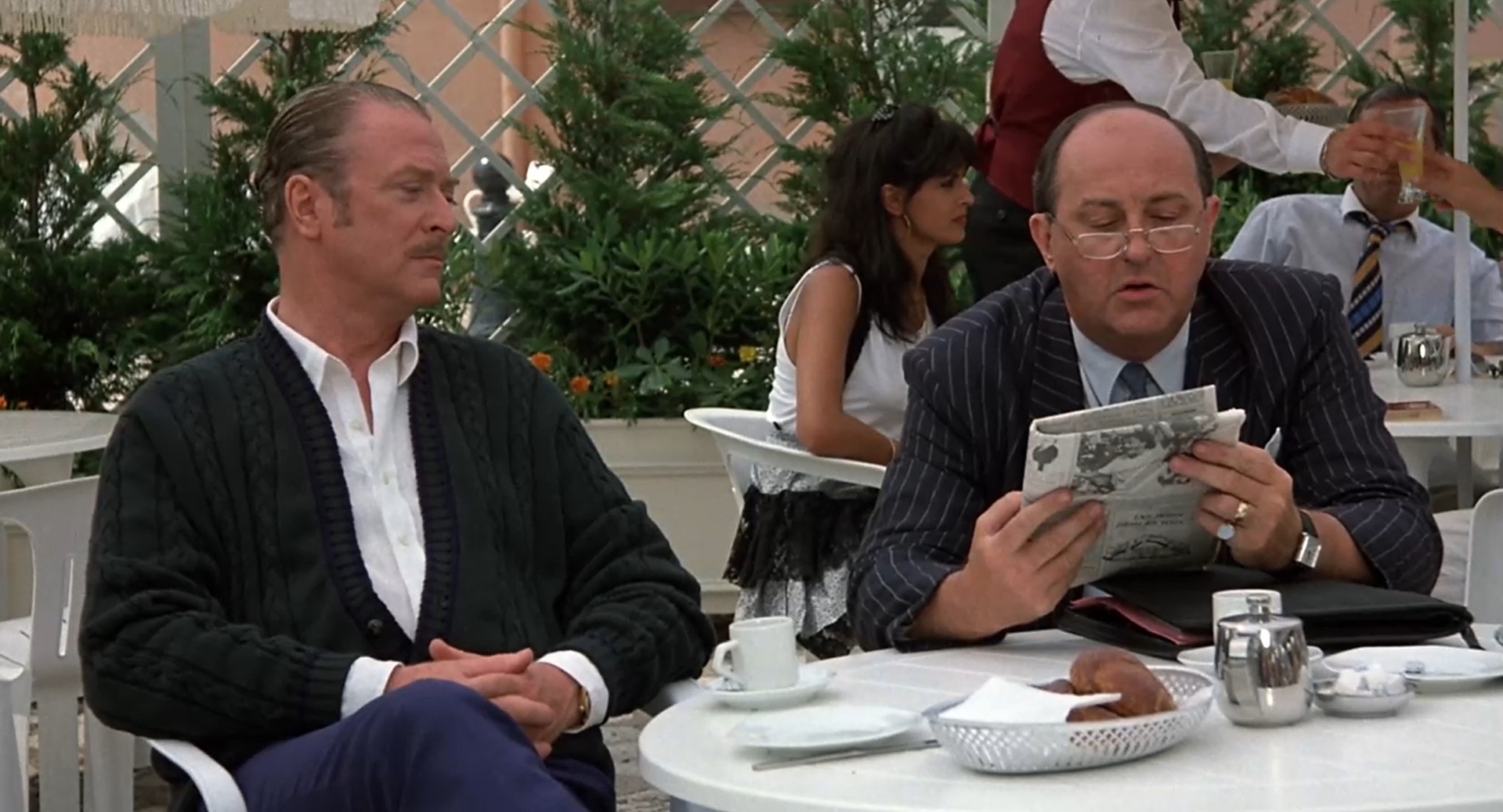 — Лоуренс, послушайте-ка... «Как нам сообщили, в Западной Европе успешно орудует ловкий американский аферист по кличке Шакал».
— Если попал в газеты, то он не слишком ловок.